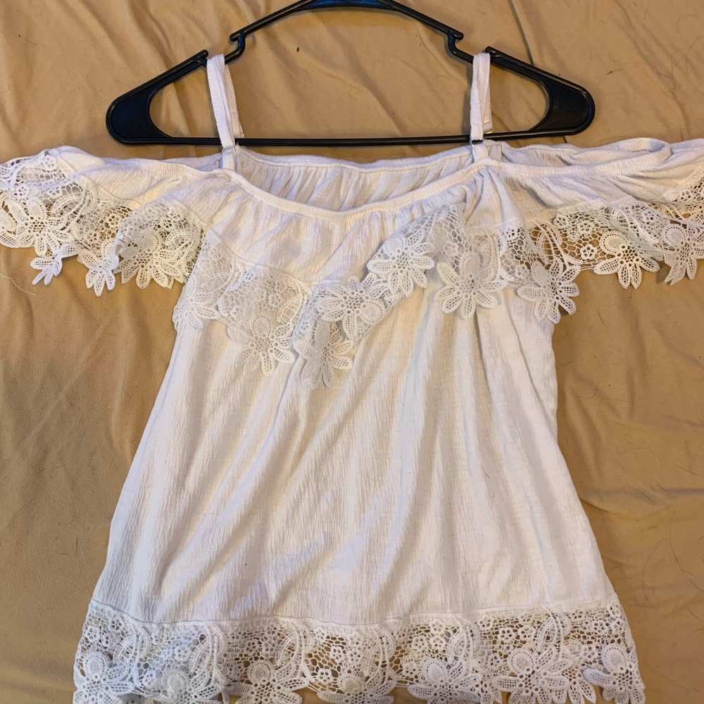 No boundaries, says XXL but i wear a medium & it fits like a medium. white&flowy